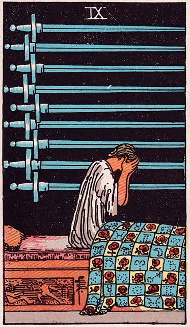 El misterio tallado en la cama del 9 de Espadas